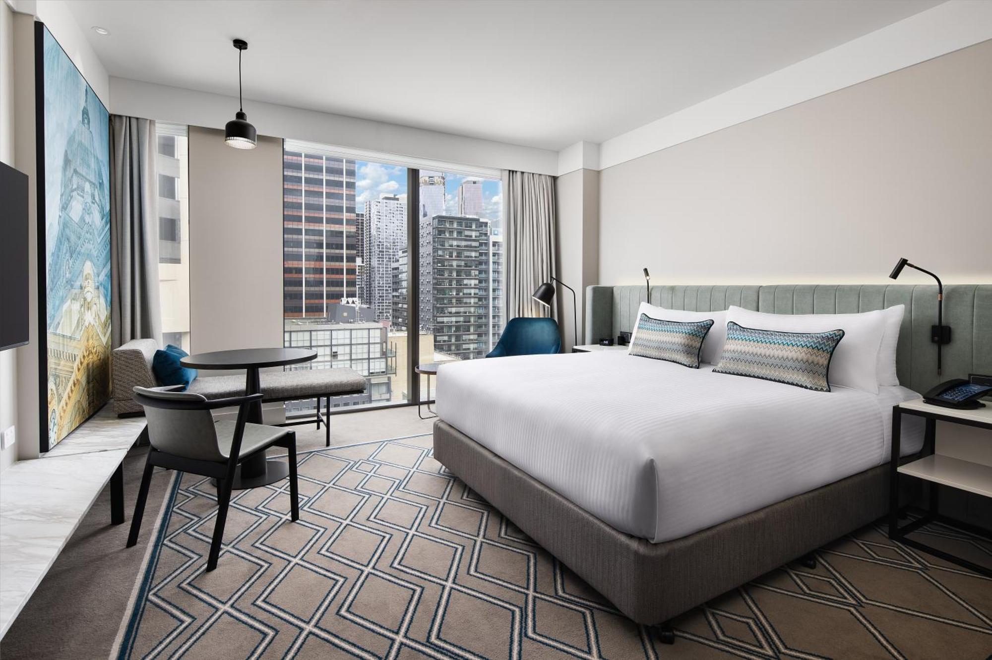 Hilton Melbourne Little Queen Street Exterior foto A guest room at the hotel