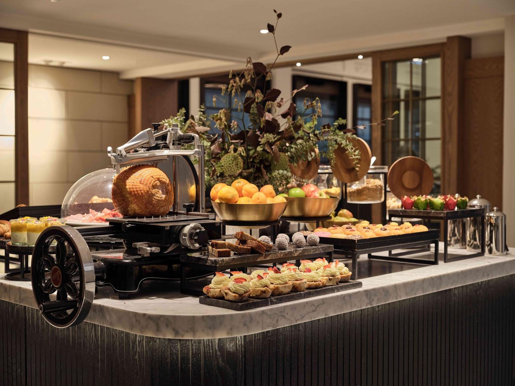 Hilton Melbourne Little Queen Street Exterior foto A buffet at a hotel