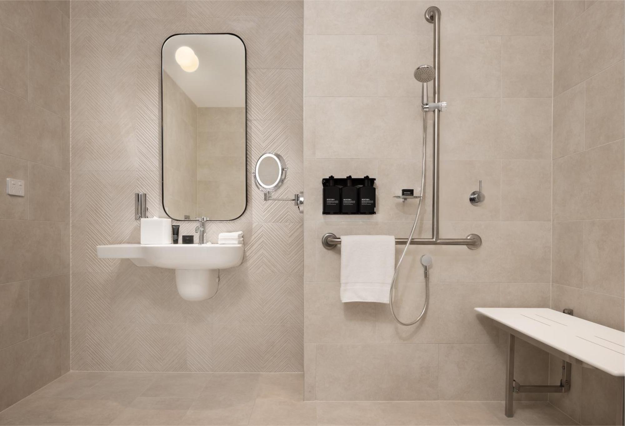 Hilton Melbourne Little Queen Street Exterior foto A wet room